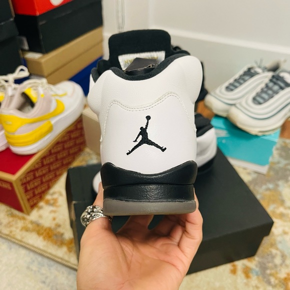 Like New Youth Sz 7Y (Euro Sz 40) Jordan 5 Retro BG Sneakers Olympic Gold Metal - Picture 13 of 15